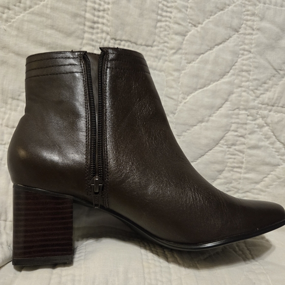 Elegant Brown Ankle Boots - Picture 3 of 5